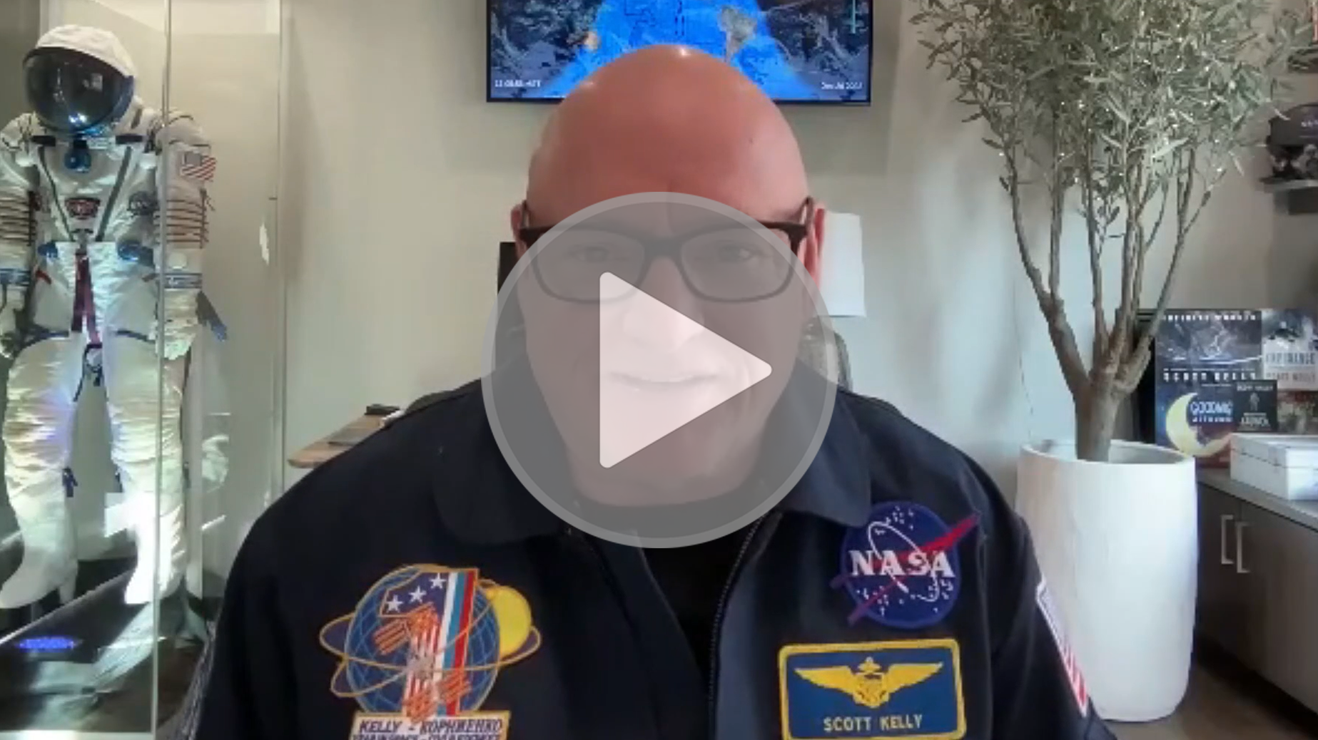 A thumbnail image of Captain Scott Kelly sitting at his computer speaking to the camera.